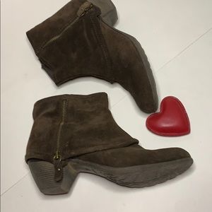 Kelly & Katie brown suede booties❄️.